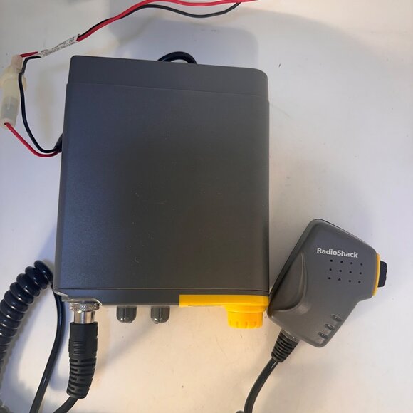 RadioShack TRC-442 Citizens Band Transceiver With Microphone & Wired Connections - Picture 5 of 9